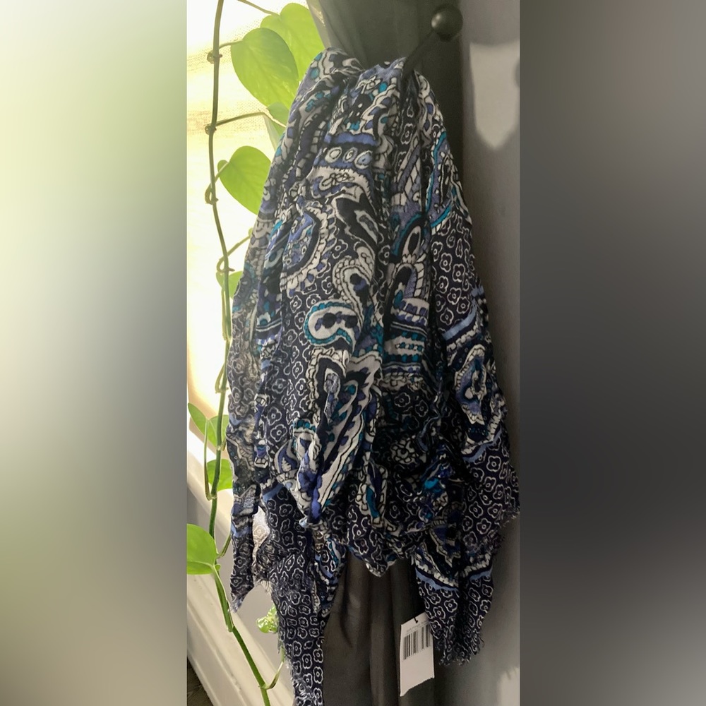 lightweight Vera Bradley blue scarf NTW